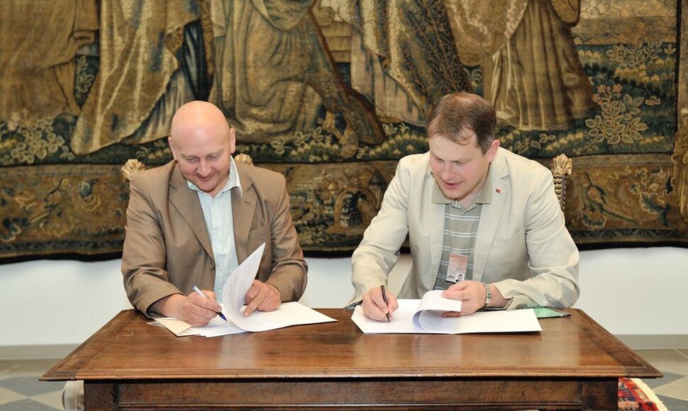 VĮ Vilniaus pilių direkcijos laikinai einantis direktoriaus pareigas Danius Malinauskas (kairėje) ir Nacionalinio muziejaus Lietuvos Didžiosios Kunigaik&scaron;tystės valdovų rūmų direktorius Vydas Dolinskas pasira&scaron;ė perdavimo-priėmimo aktą, kuriuo muziejui perduota dalis Vilniaus Žemutinės pilies valdovų 