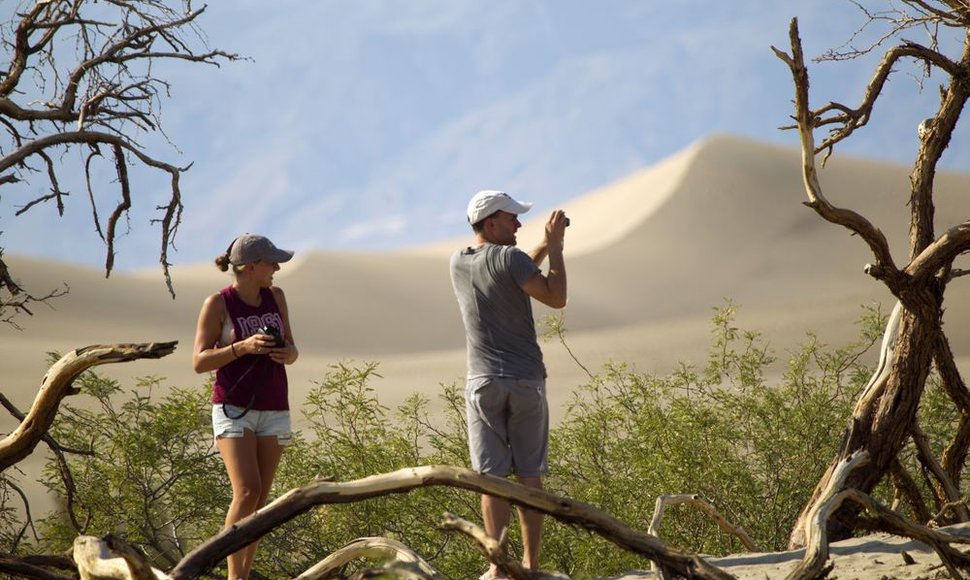 Turistai vaikšto po Mirties slėnį Kalifornijoje