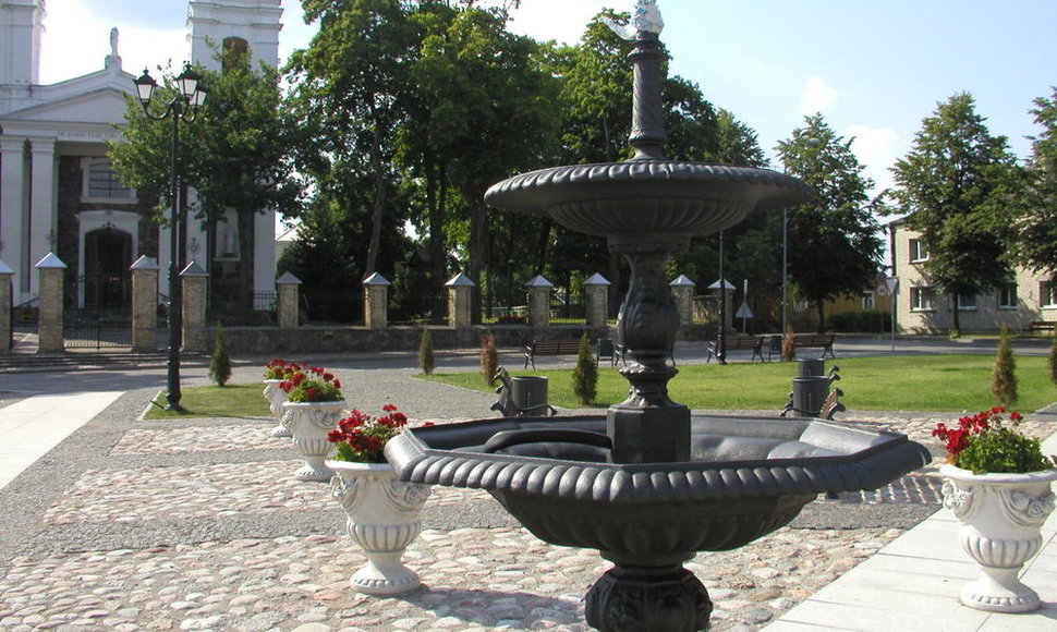 Aikštėje priešais Lazdijų bažnyčią stovintys fontanai