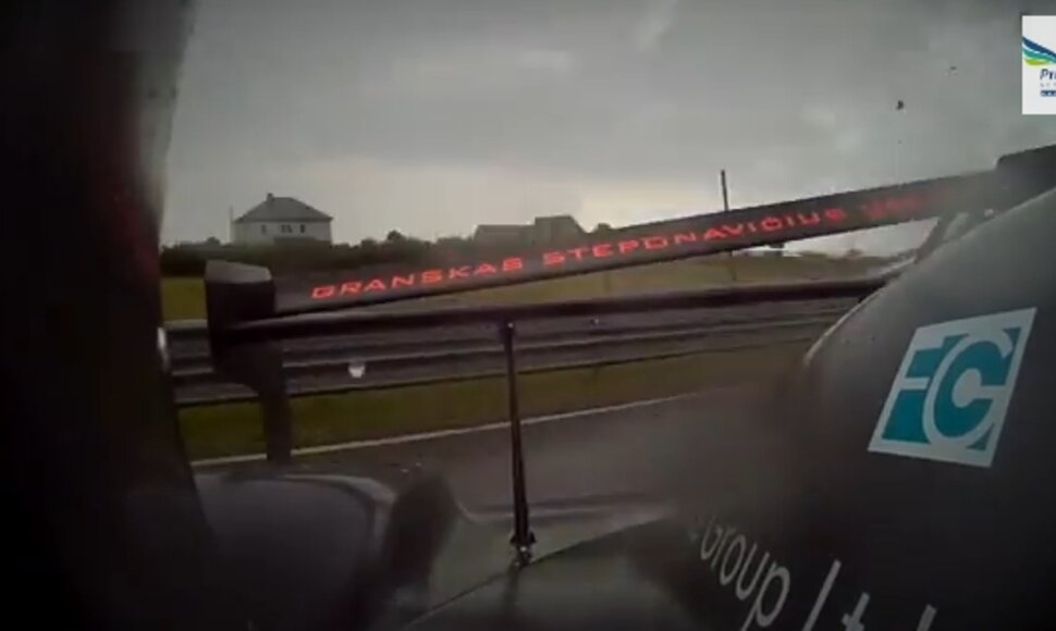Egzoti&scaron;kąjį &bdquo;Radical SR5&ldquo; bolidą negailestingai taranavo BMW M3