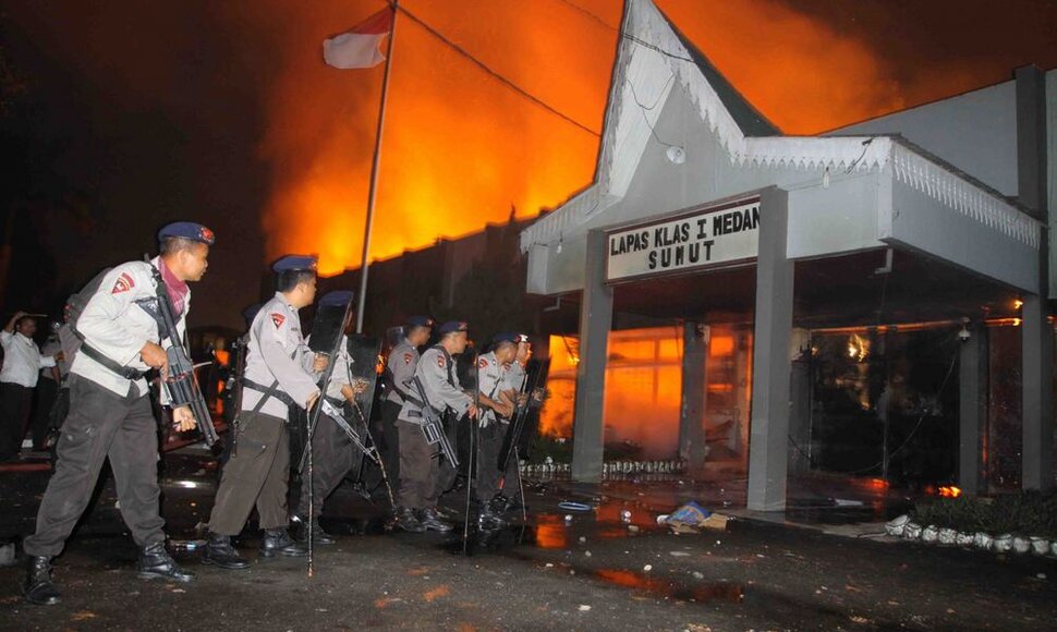 Apie tūkstantis Indonezijos policininkų ir karių penktadienį ieškojo apie 100 kalinių, tarp jų nuteistų teroristų, pabėgusių iš vieno perpildyto kalėjimo per riaušes, nusinešusias penkias žmonių gyvybes.