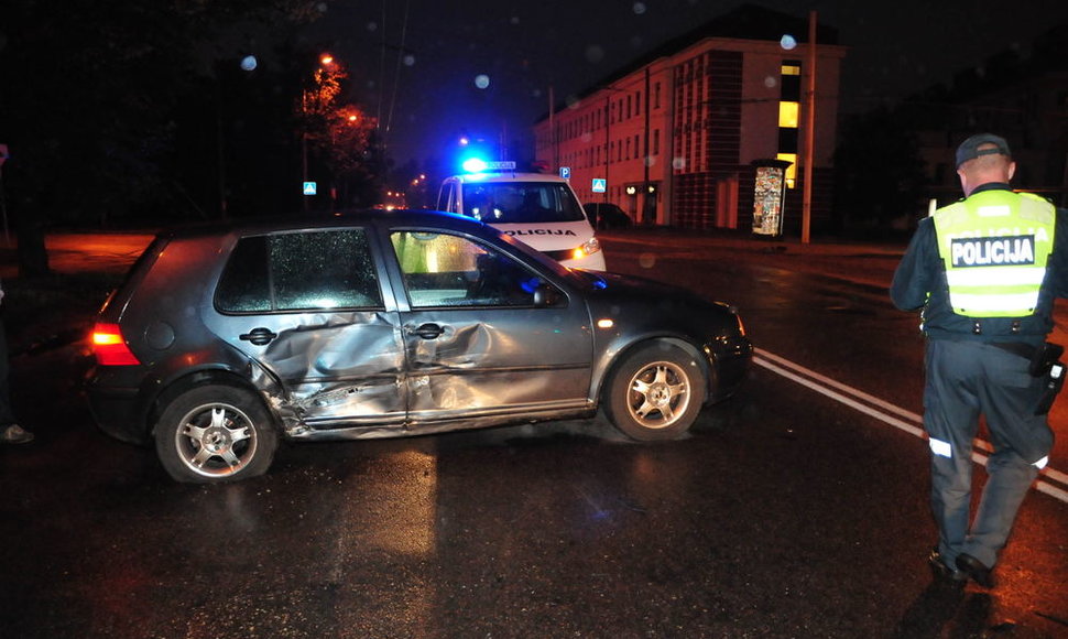 „Peugeot“ vairuotojas antradienio vakarą taranavo „VW Golf“