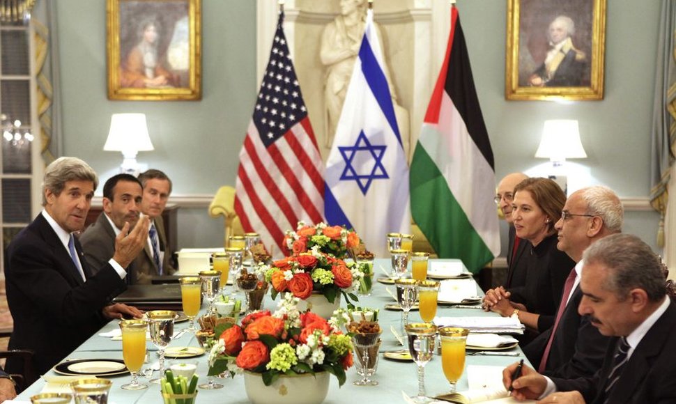 Izraelio vyriausioji derybininkė Tzipi Livni ir palestiniečių delegacijos vadovas Saebas Erakatas sėdėjo vienas šalia kito kartu su JAV valstybės sekretoriumi Johnu Kerry, dalydamiesi tradicine iftaro vakariene