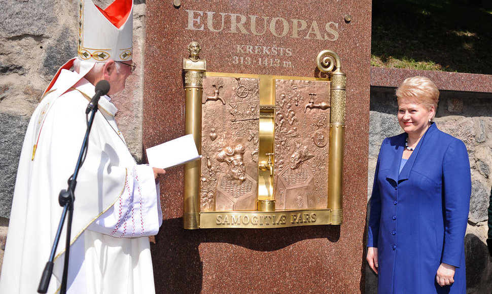 Insulos kalvos papėdėje esančioje Didžiojoje Žemaičių sienoje šalies vadovė Dalia Grybauskaitė atidengė istorinę plokštę Žemaitijos krikštui „Euruopas krėkšt 313-1413 m.“ ir pasveikino iškilmių dalyvius.