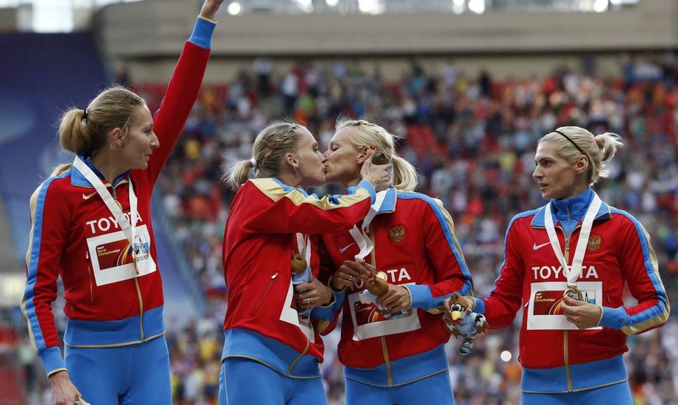 Ksenija Ryžova ir Julija Guščina, priklausančios pergalingai moterų 4x400 metrų estafetės bėgimo komandai, pateikusiai vieną iš įspūdingiausių momentų per šį čempionatą, susiglaudė lūpomis, stovėdamos ant pakylos, kai joms buvo įteikti aukso medaliai.