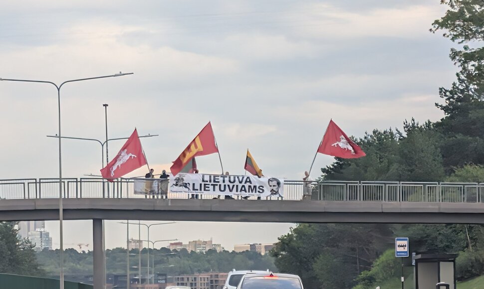 Vilniaus gyventojus nustebino ant Lazdynų tilto iškabinti plakatai