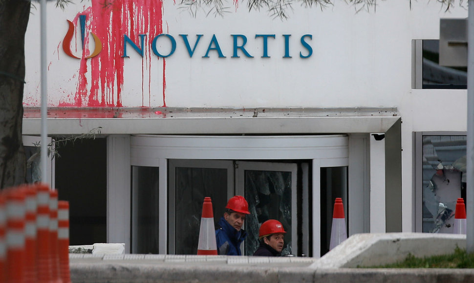 Anarchistai Atėnuose apniokojo papirkimu įtariamos vaistų kompanijos „Novartis“ pastatą