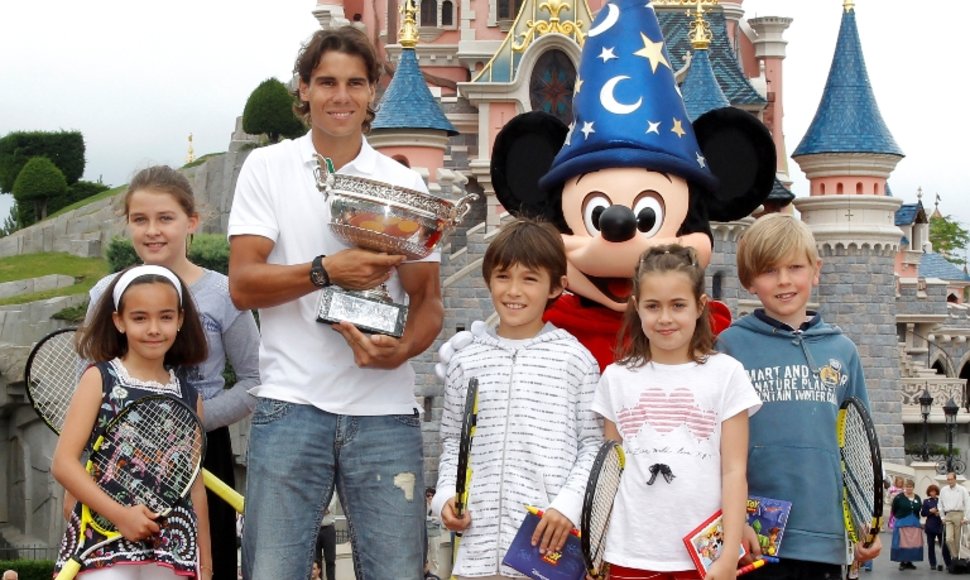 Rafaelis Nadalis po triumfo „French Open“ apsilankė Disneylande