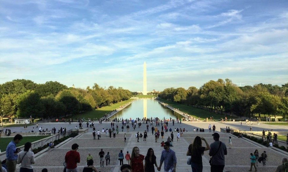Tolumoje matyti paminklas George'ui Washingtonui