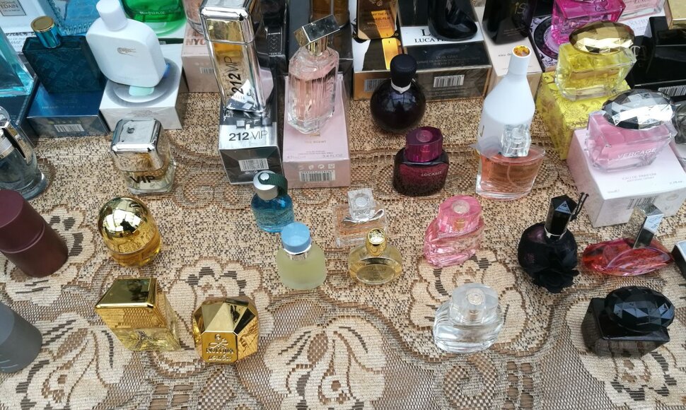 Laimikis Gariūnuose: „Chamele“ ir „Versage kvepalai“ už 8 eurus, Turkijoje siūta „Armani“ striukė už 60 eurų