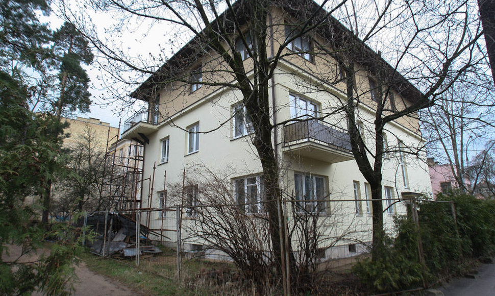 Šio namo A.Mickevičiaus g. gyventojai skundėsi, kad savaitgalį butuose buvo karšta, o šildymo išjungimo teko laukti iki sekmadienio vakaro.