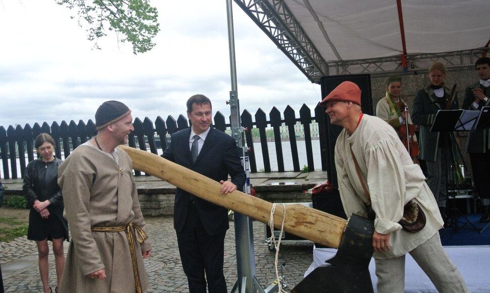 Vilniaus dienų Amatininkų &scaron;ventės juostelę teko perkirsti kirviu.