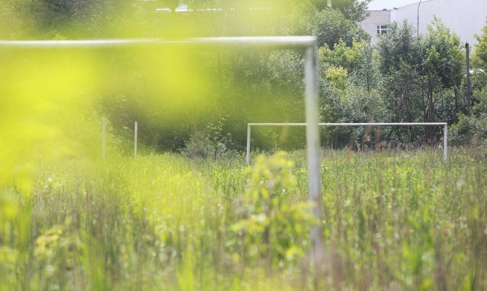 Taip šiuo metu atrodo Verkių specialiosios mokyklos stadionas.