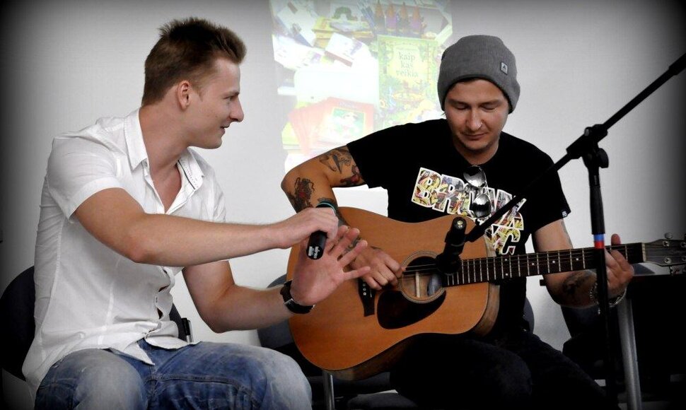 Mažylius linksmino muzikantai: dainininkas Justinas Lapatinskas ir gitaristas Viktoras Jonu&scaron;is.