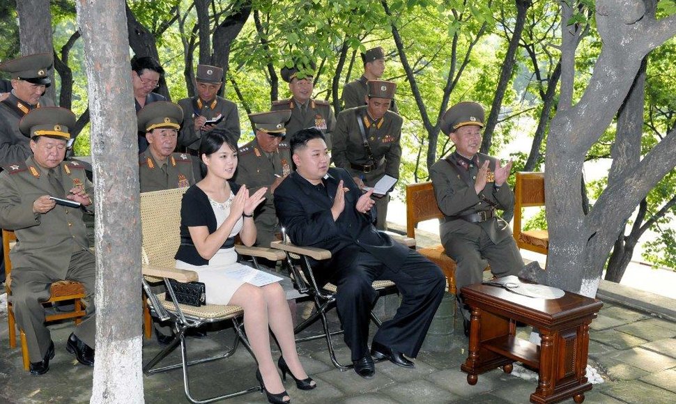 Šiaurės Korėjos lyderio ir jo žmonos apsilankymas kariniame dalinyje