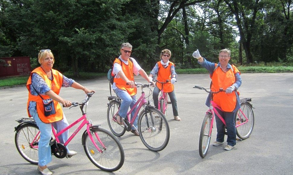 Senjorai iš Italijos rožiniais dviračiais keliauja aplink ežerus ir tvarko pakrantes.