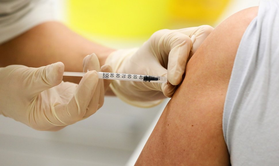 Kauno klinikose prasidėjo darbuotojų skiepijimas COVID-19 vakcina.