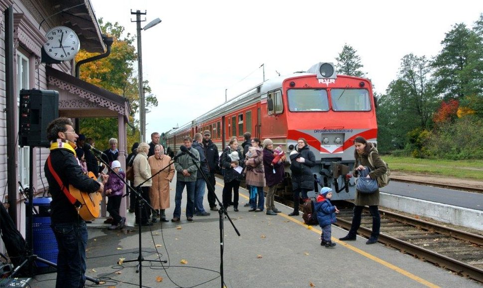 Traukiniai pasitikti skambant muzikai