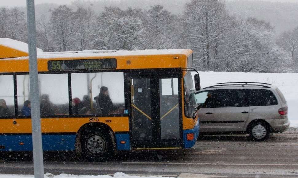 Vilniaus autobusai pirmadienį vėlavo, bet važiavo.
