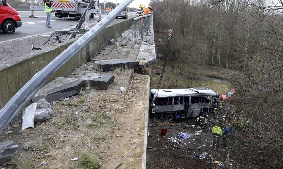 Belgijoje nuo viaduko nukrito Lenkijoje registruotas autobusas, penki žmonės žuvo.