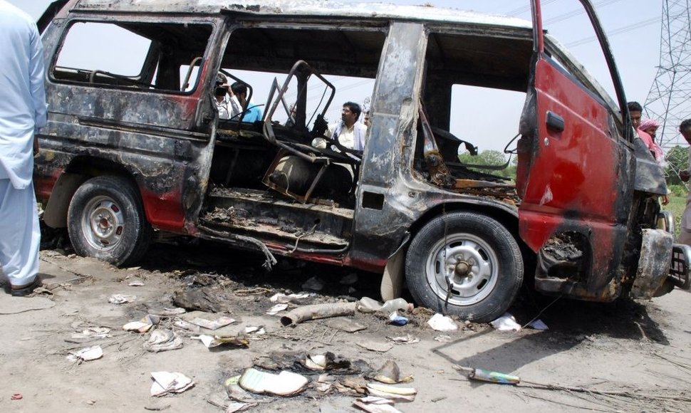 Pakistane sprogo vaikus vežusio autobuso degalų bakas, žuvo 17 vaikų