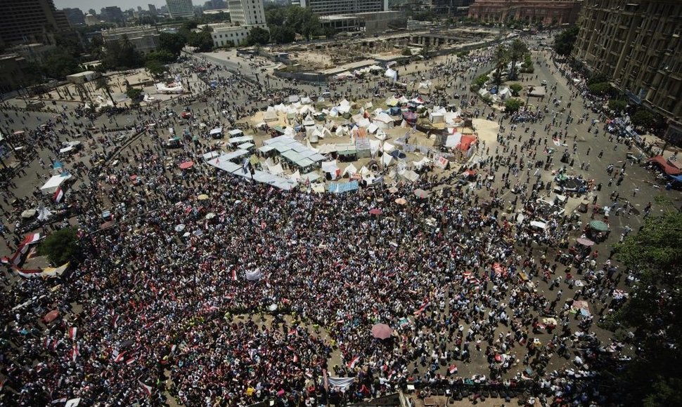 Kairo Tahiro aikštėje susirinko tūkstančiai protestuotojų