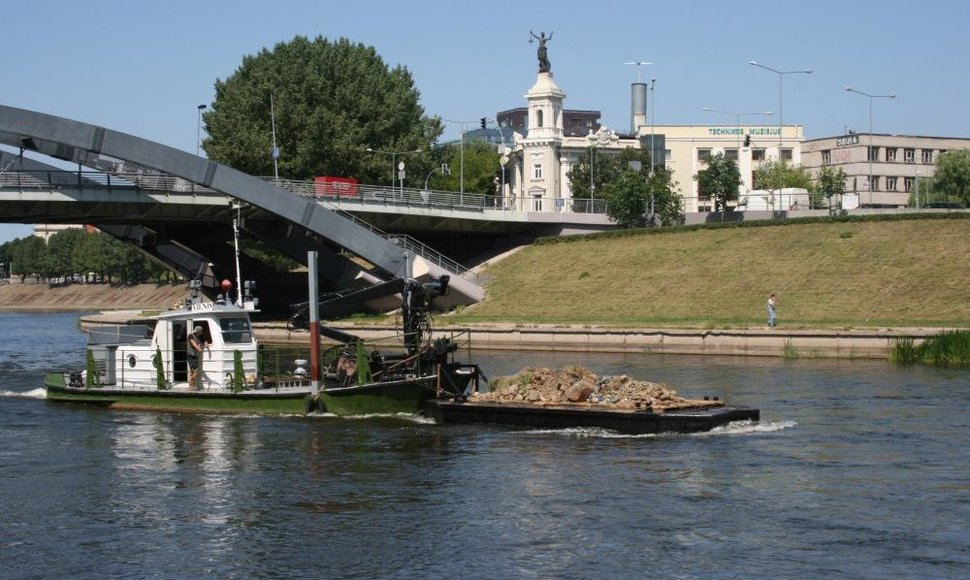 Vilniuje Neris bus tinkamesnė laivybai – valomas jos dugnas