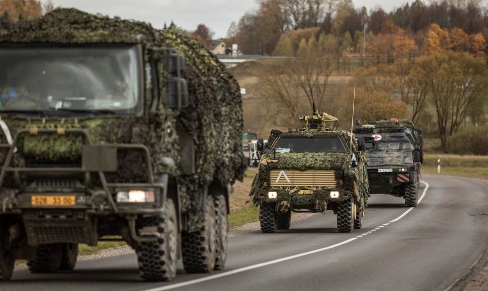 Lietuvos ir sąjungininkų kariai nuo pat ryto intensyviai tęsia judėjimą į Gen. Silvestro Žukausko poligoną Pabradėje.