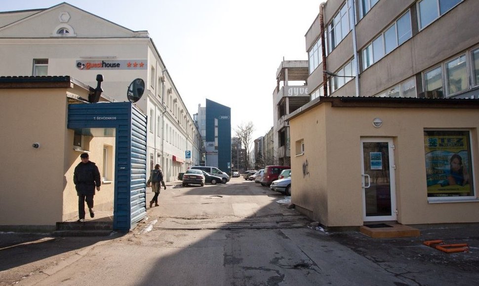 Šalia šių loftų Ševčenkos gatvėje yra sunkiaisiais metalais užteršta teritorija.