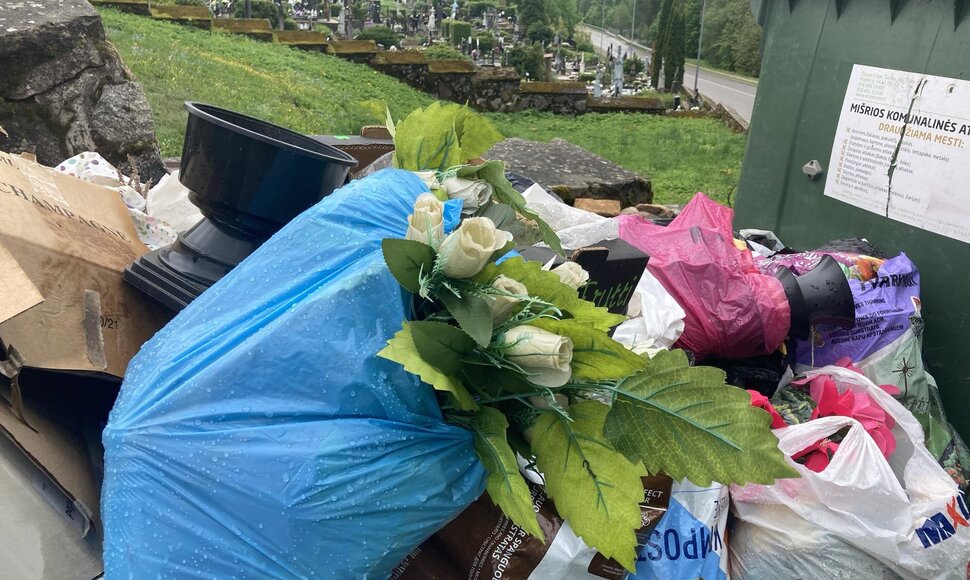 &Scaron;iuk&scaron;lių krūvos prie &Scaron;vėk&scaron;nos kapinių