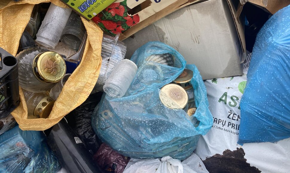 &Scaron;iuk&scaron;lių krūvos prie &Scaron;vėk&scaron;nos kapinių