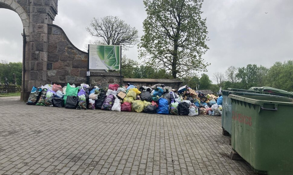 &Scaron;iuk&scaron;lių krūvos prie &Scaron;vėk&scaron;nos kapinių