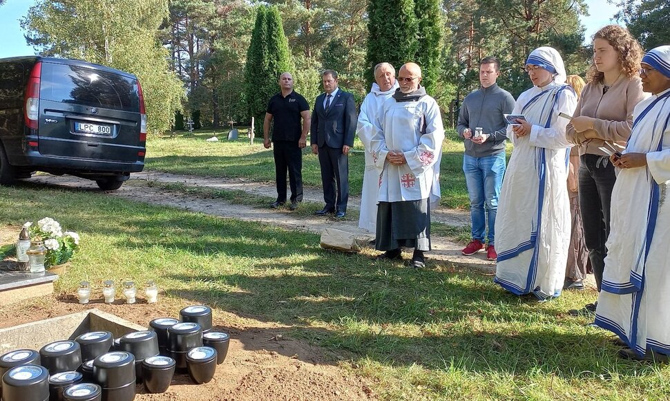 Vieni&scaron;ų žmonių laidotuvės Karveli&scaron;kių kapinėse