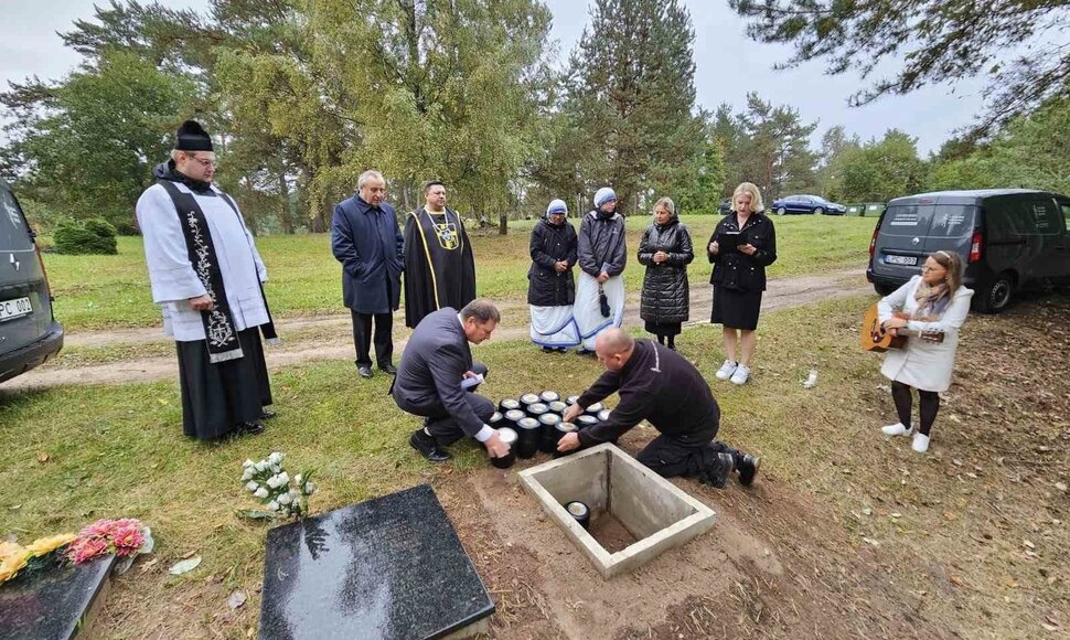 Vieni&scaron;ų žmonių laidotuvės Karveli&scaron;kių kapinėse