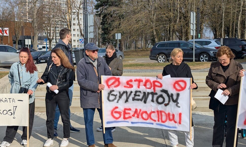 Piketas dėl Kazoki&scaron;kių sąvartyno tar&scaron;os prie Elektrėnų savivaldybės