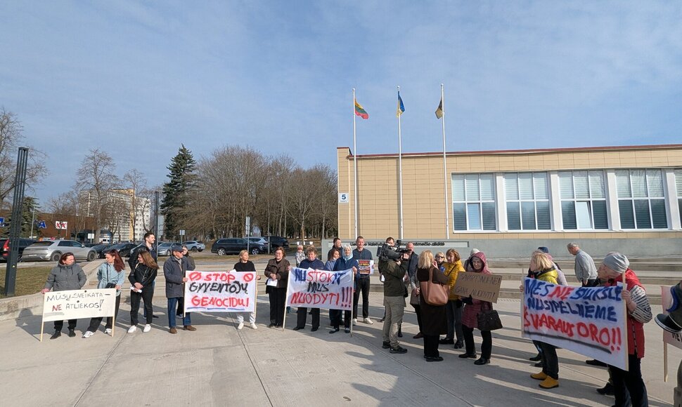 Piketas dėl Kazoki&scaron;kių sąvartyno tar&scaron;os prie Elektrėnų savivaldybės
