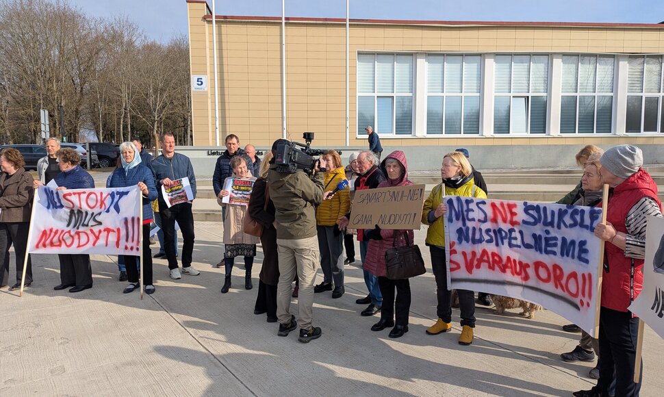 Piketas dėl Kazoki&scaron;kių sąvartyno tar&scaron;os prie Elektrėnų savivaldybės
