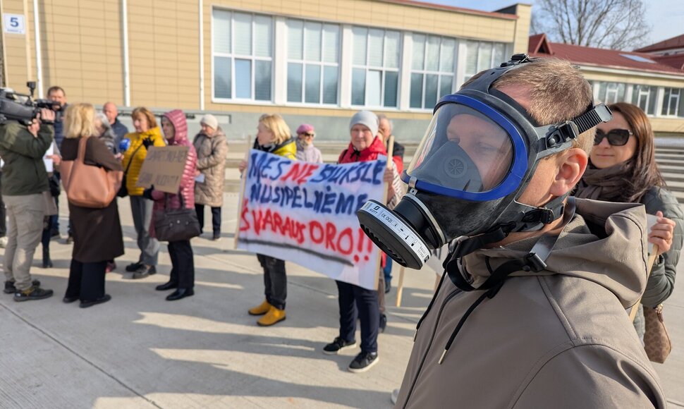 Piketas dėl Kazoki&scaron;kių sąvartyno tar&scaron;os prie Elektrėnų savivaldybės