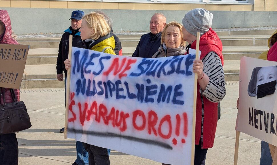 Piketas dėl Kazoki&scaron;kių sąvartyno tar&scaron;os prie Elektrėnų savivaldybės