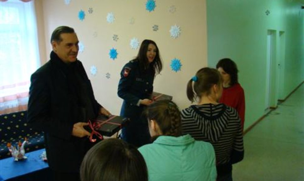 Algirdas Kaušpėdas ir policijos pareigūnai vaikams įteikė kompiuterius