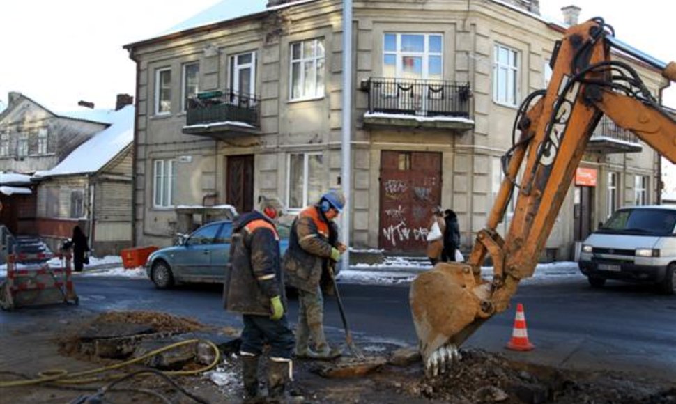 Žemaičių gatvėje trūko vandentiekio vamzdis