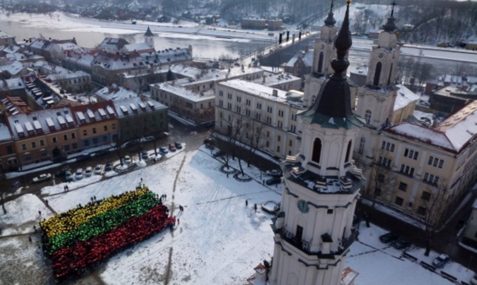 Moksleivai Kauno Rotušės aikštėje sukūrė milžinišką trispalvę