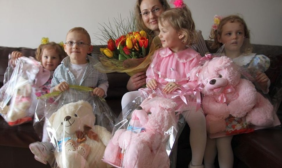 Erika Vasiliauskienė su trynukais ir metais jaunesne dukra