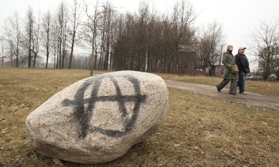 Akmuo Statybininkų gatvėje Kaune