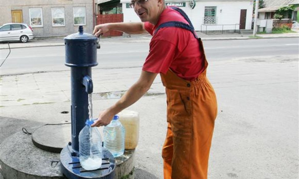 Automobilių meistras R.Milčius iš vandens kolonėlės per dieną įsipila apie 20 litrų vandens rankoms nusiplauti. 