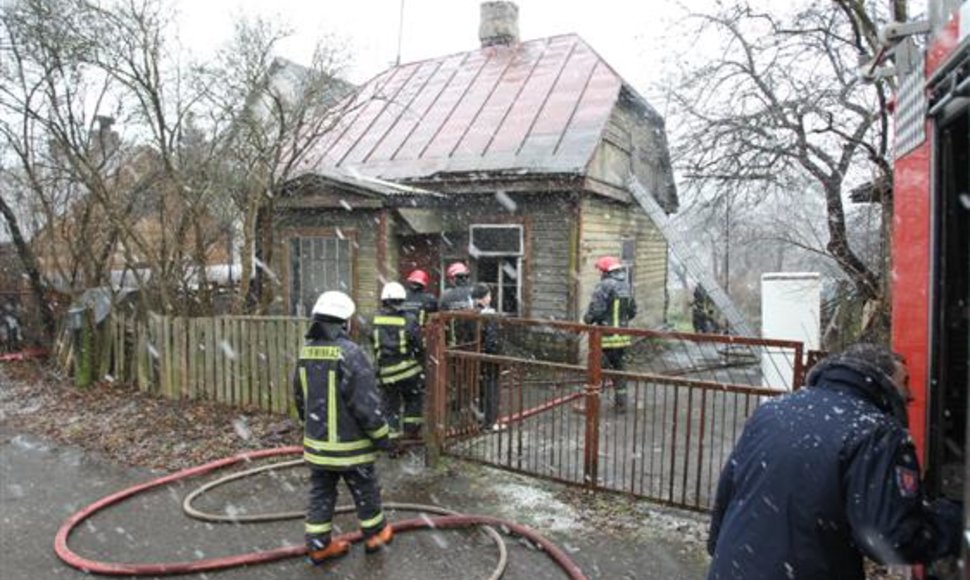 Salako gatvėje dega namas