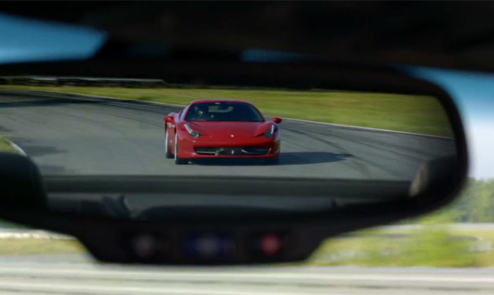 „Ferrari 458 Italia“ „Cadillac CTS-V“ galinio vaizdo veidrodėlyje