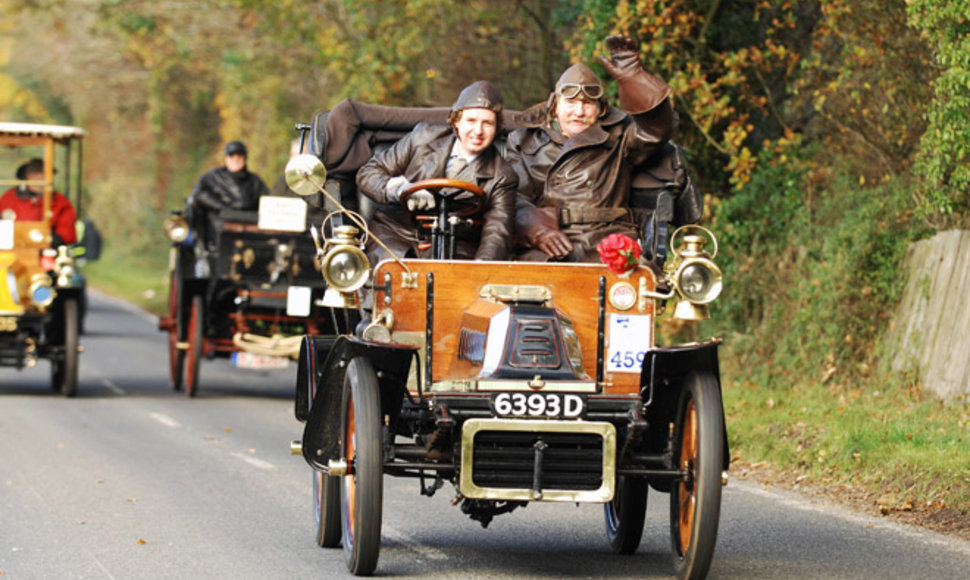 Senoviniai automobiliai važiuoja iš Londono į Braitoną
