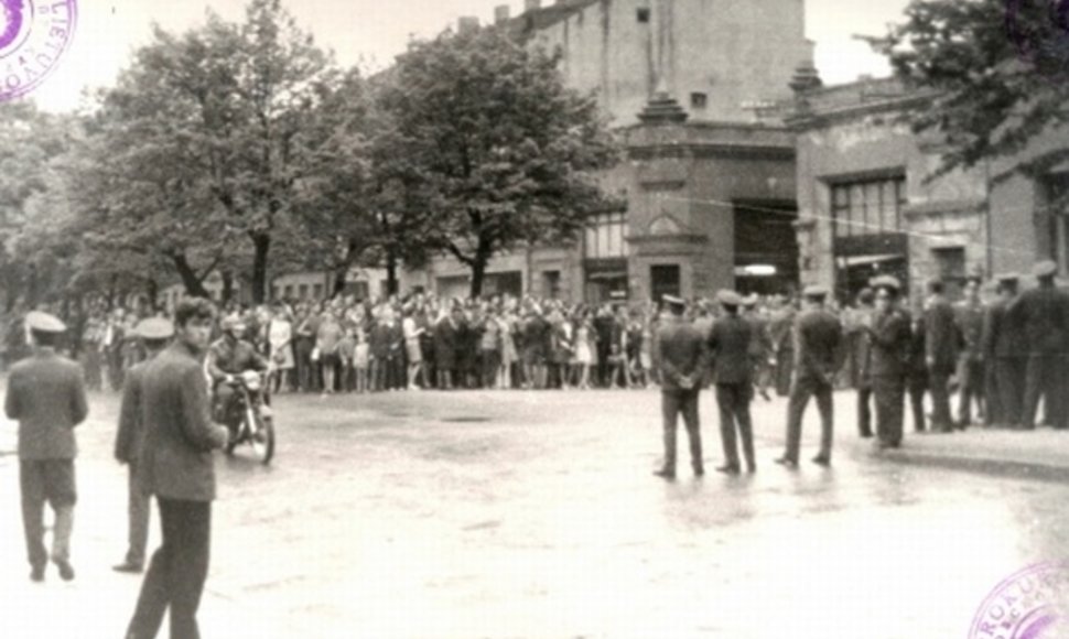 Po Romo Kalantos susideginimo Kaune vyko spontaniškos demonstracijos