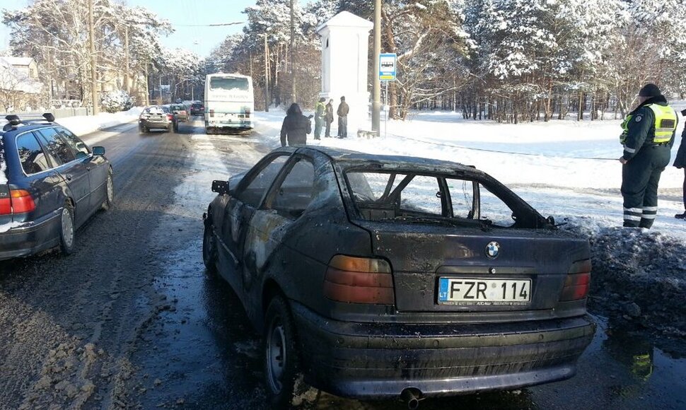 Po susidūrimo su autobusu sudegė automobilis BMW